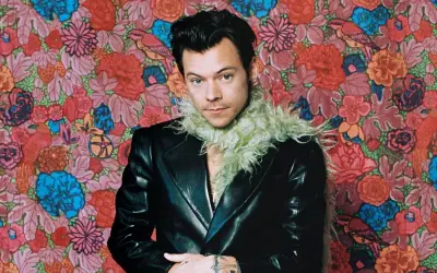 Harry Styles bị sặc nước, ngã gục trên sân khấu Wembley