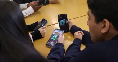 'Hiệu ứng domino' siết mạng xã hội trên toàn cầu
