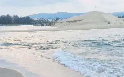 Hàng trăm tàu cá mắc cạn vì cửa biển Lý Hòa bị bồi lấp nghiêm trọng
