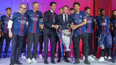Hàng vạn người hâm mộ cuồng nhiệt chào đón nhà vô địch PSG dưới chân tháp Eiffel