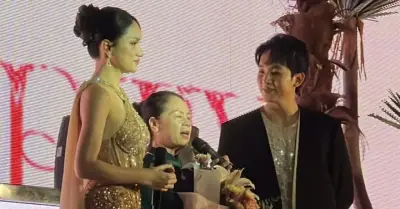 Á hậu Hương Giang xúc động nghẹn ngào khi thấy fan vây kín sân bay chào đón
