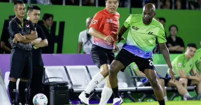 Huyền thoại bóng đá thế giới và Việt Nam hòa 3-3 tại Legends Match 2026