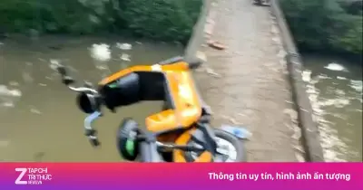 Đi qua cầu hẹp, một phụ nữ bán vé số rơi xuống kênh tử vong
