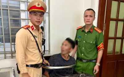 Đối tượng dùng bồ cào đập phá xe của người đi đường ở Hà Nội bị khống chế kịp thời