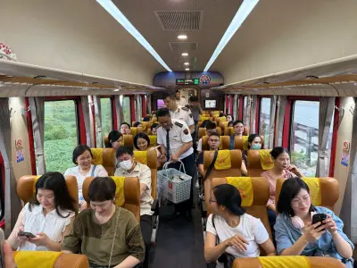 Khai trương đoàn tàu Bạch Mai đưa đón y bác sỹ Hà Nội - Ninh Bình