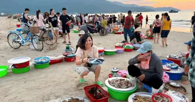 Khách dậy từ 4h tới làng chài ở Đà Nẵng chỉ vài triệu mua hải sản tươi ngon