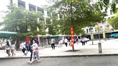 Không khí thi môn Toán tại điểm thi Yên Hòa, Hà Nội: Phụ huynh lo lắng, thí sinh tự tin