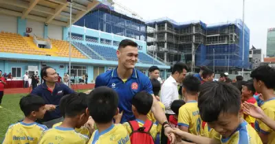 Lê Giang Patrik truyền cảm hứng cho các cầu thủ nhí tại giải bóng đá Cúp HTV 2026