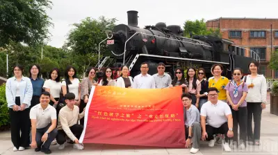 Lưu học sinh Việt Nam tham gia Hành trình đỏ khám phá Tam Minh, Trung Quốc