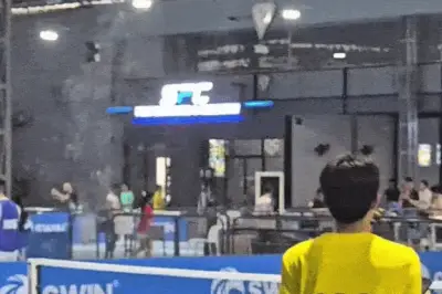 Mở chưa đầy 1 tháng, sân pickleball TP.HCM hóa 'thác nước' vì mưa lớn