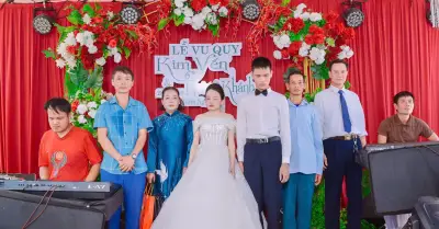 Mẹ đặt tay con gái khiếm thị vào lễ đường ở Nghệ An, nhiều người rơi nước mắt