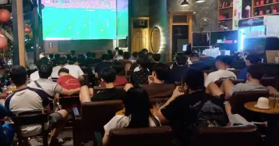 Đêm World Cup ở TP.HCM: Người trẻ chen kín quán cà phê, reo hò theo từng pha bóng