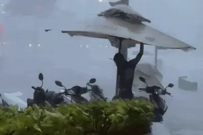 Mưa lớn kèm gió mạnh quật ngã bảo vệ ở TP.HCM