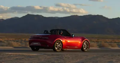 Mazda MX-5 giá từ 1,3 tỉ đồng hút hàng trăm khách Việt đặt mua