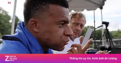 Mbappe ngồi cùng HLV quan sát đồng đội tập, gây sốt tại World Cup 2026