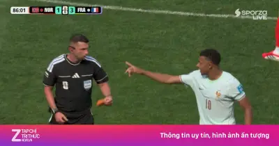 Mbappe nhờ trọng tài chuyển băng đội trưởng gây bão mạng