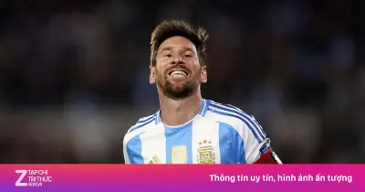 Messi dừng lại bảo vệ nhà báo bại não giữa đám đông hỗn loạn