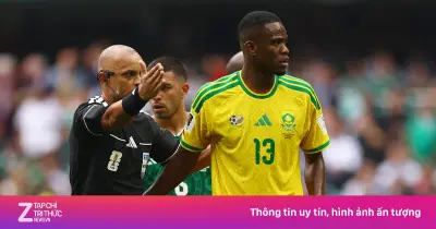 Màn ra mắt World Cup thảm họa của Sphephelo Sithole: Lỗi dẫn đến bàn thua và thẻ đỏ