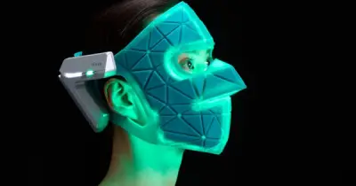Mặt nạ LED làm đẹp: Xu hướng 'beauty tech' khiến chồng tưởng vợ sắp thành siêu nhân