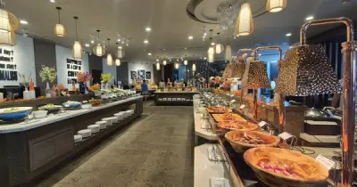 Mua ảnh check-in giá 10.000 đồng/tấm để 'phông bạt' cuộc sống sang chảnh