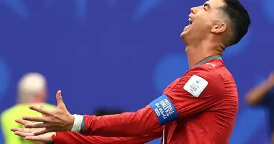 Đến lúc Ronaldo nên ngồi dự bị? Thống kê và chỉ trích từ Henry