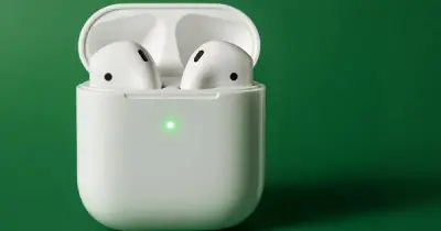 Đèn xanh nhấp nháy trên AirPods muốn ám chỉ điều gì?