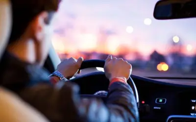 Nghe nhạc trên xe: Mức phạt mới và những điều tài xế cần biết