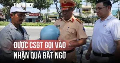 Người dân bất ngờ khi được CSGT gọi vào lề để nhận quà đặc biệt