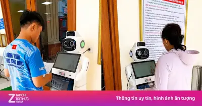 Người dân Quảng Trị thích thú trải nghiệm robot AI hình người làm 'công chức'