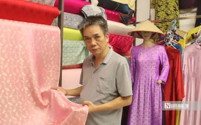 Người duy nhất còn giữ nghề tạo mẫu hoa văn lụa Vạn Phúc