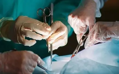 Người đàn ông 67 tuổi nuốt bật lửa hơn 30 năm trước vì thách đố say rượu