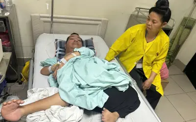 Người đàn ông dân tộc Thái có thân hình không trọn vẹn, khốn khổ vì không có tiền chạy chữa