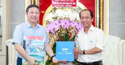 Nguyên Phó chủ tịch nước Trương Mỹ Hoa thăm Báo Thanh Niên dịp 21.6