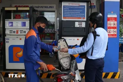 Ngày đầu mở bán xăng sinh học E10 tại TP.HCM: Người dân đón nhận