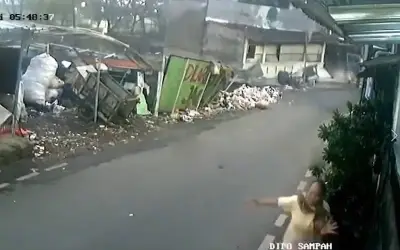 Nhà trọ sập ở Jakarta do rung động máy móc xây dựng