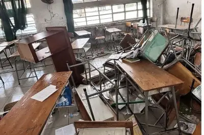 Nhóm học sinh lớp 9 ném bàn ghế tan hoang phòng học ở TPHCM