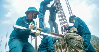 Đà Nẵng: Lực lượng quân đội thi công xuyên ngày đêm xây 6 trường nội trú vùng cao