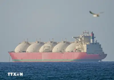 Phí bảo hiểm tàu thuyền qua eo biển Hormuz giảm hơn một nửa