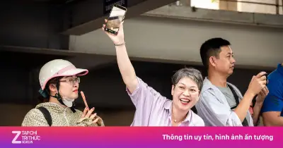 Phụ huynh đội nắng 35 độ C chen chân đón con thi chuyên Sư phạm