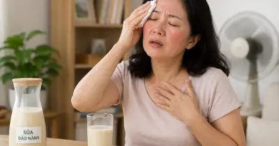 Phụ nữ tiền mãn kinh bị bốc hỏa: Uống sữa đậu nành có cải thiện?