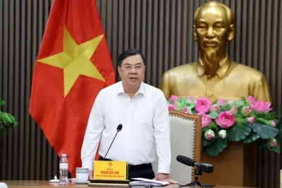 Phó Thủ tướng chỉ đạo đẩy mạnh truyền thông và bảo đảm quyền lợi người dân khi chuyển đổi sang xăng E10