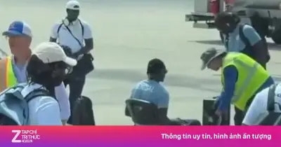 Phẫn nộ hình ảnh tuyển Senegal bị khám xét gay gắt tại Mỹ
