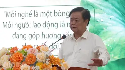 Ra mắt tuyển tập 'Mỗi nghề một bông hoa': 31 câu chuyện nghề đầy cảm hứng