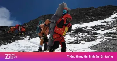 Rác thải và ùn tắc đe dọa đỉnh Everest hơn bão tuyết