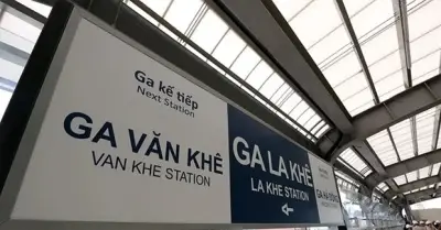 Rời nhà ga metro Cát Linh - Hà Đông, xe buýt vỡ kính