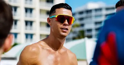 Ronaldo khoe thân hình 6 múi tuyệt phẩm trên bãi biển World Cup