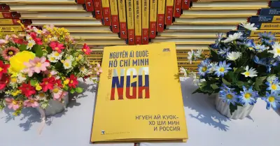 Sách song ngữ về Chủ tịch Hồ Chí Minh với 200 hình ảnh tư liệu quý