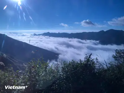 Tà Xùa chạm vào biển mây nơi đỉnh trời Tây Bắc