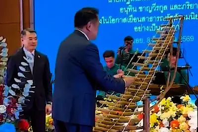 Thủ tướng Thái Lan biểu diễn nhạc cụ truyền thống trong chuyến thăm chính thức Việt Nam
