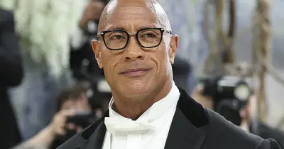 The Rock phản hồi hài hước khi bị chê bán dầu gội dù đầu trọc